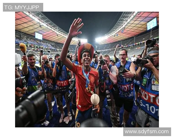 足球巨星的成长之路：从街头小将到世界巅峰的奋斗与荣耀